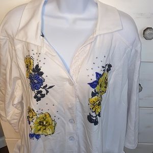 🔥Gorgeous embellished. Button down plus size top